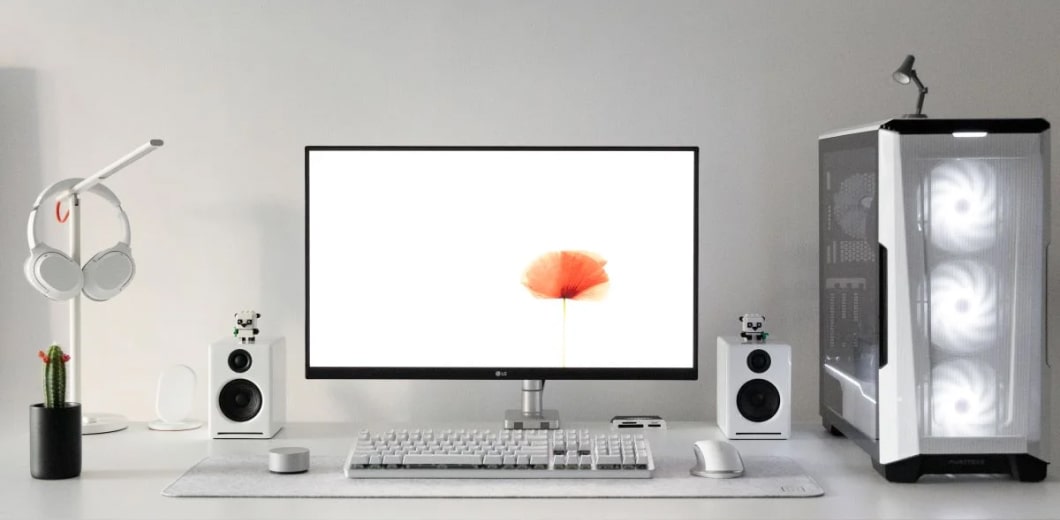 3 Minimalist Desk Setups  • minimalist desk setup pic opt